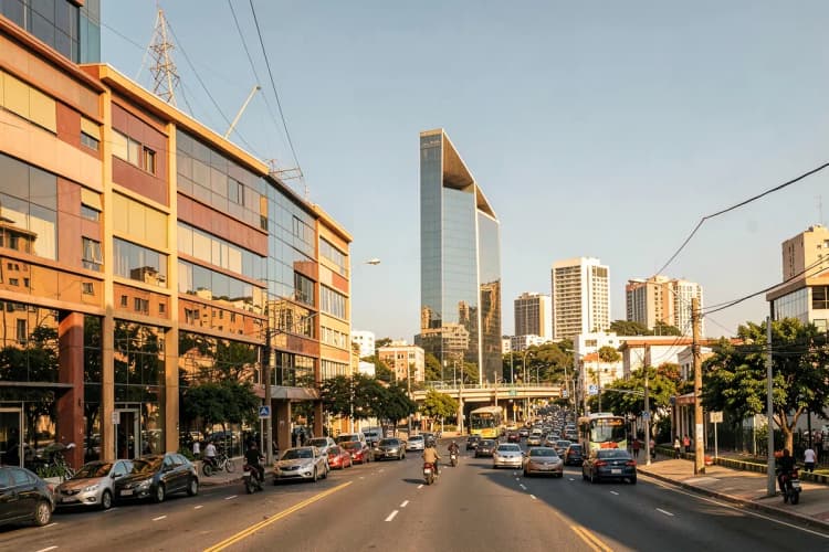 Rua movimentada em Balneário Camboriú com carros e pedestres