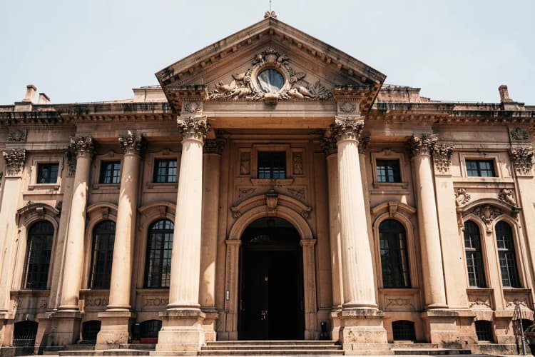 Fachada de um prédio governamental com colunas e detalhes arquitetônicos em Balneário Camboriú