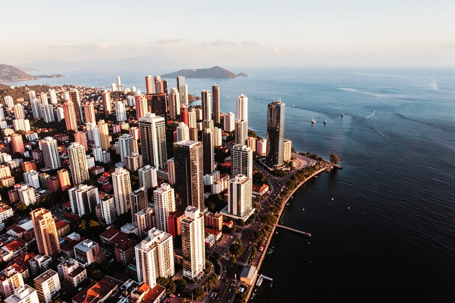 Vista aérea de Balneário Camboriú com prédios altos e o mar ao fundo