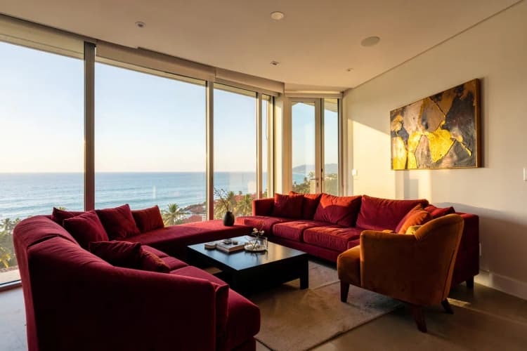 Interior de apartamento de luxo com vista panorâmica do mar e móveis sofisticados