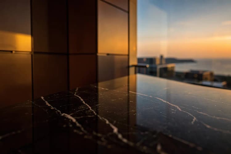 Detalhe de acabamento de alto padrão em bancada de cozinha de apartamento de luxo