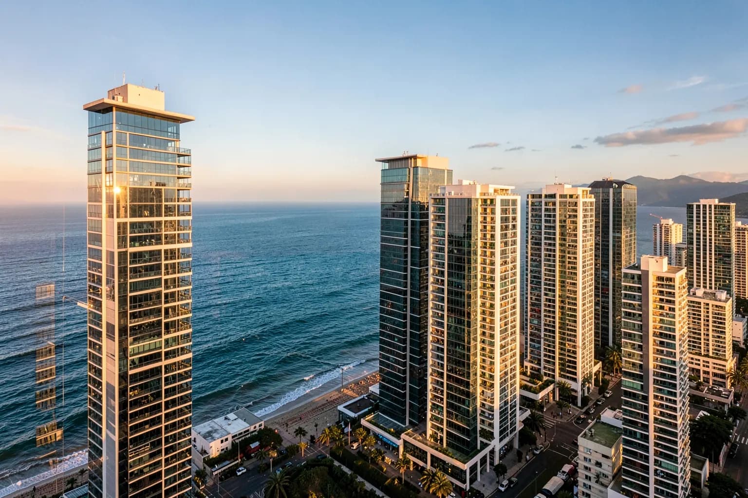 Vista aérea de arranha-céus de luxo à beira-mar em Balneário Camboriú com o oceano ao fundo