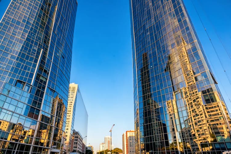 Arranha-céus modernos refletindo o céu azul em Balneário Camboriú