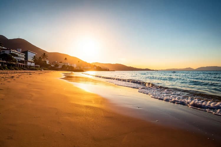 Praia de Balneário Camboriú com mar calmo e areia clara
