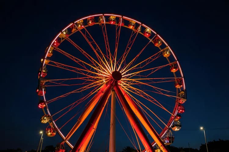 Roda gigante de Balneário Camboriú iluminada à noite