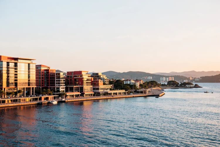 Vista panorâmica da orla de Balneário Camboriú com edifícios e mar