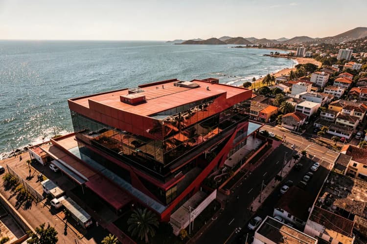 Vista aérea do Edifício Yachthouse em Balneário Camboriú, destacando sua localização privilegiada.