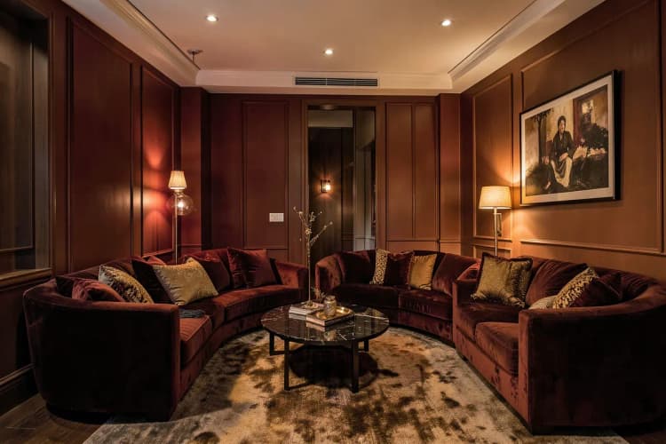 Ambiente interno de um apartamento modelo no Edifício Yachthouse, com decoração de luxo.