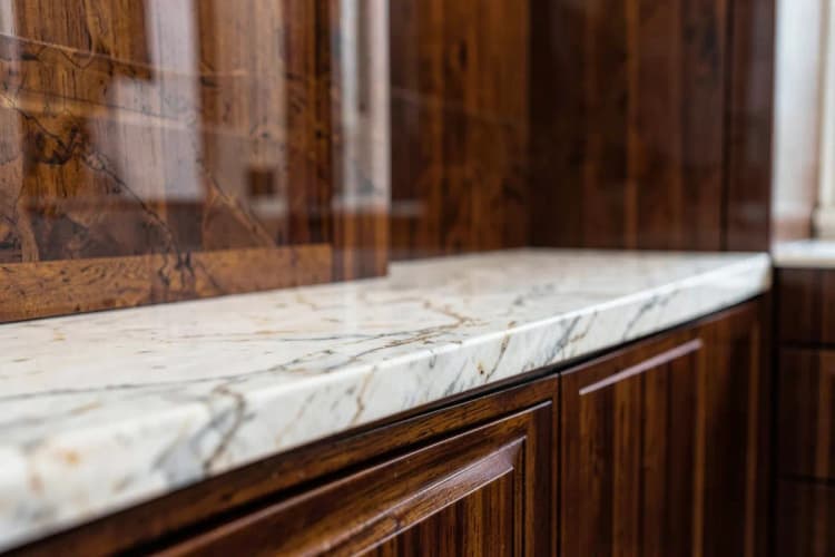 Detalhe de acabamentos de alto padrão em um apartamento do Edifício Yachthouse.