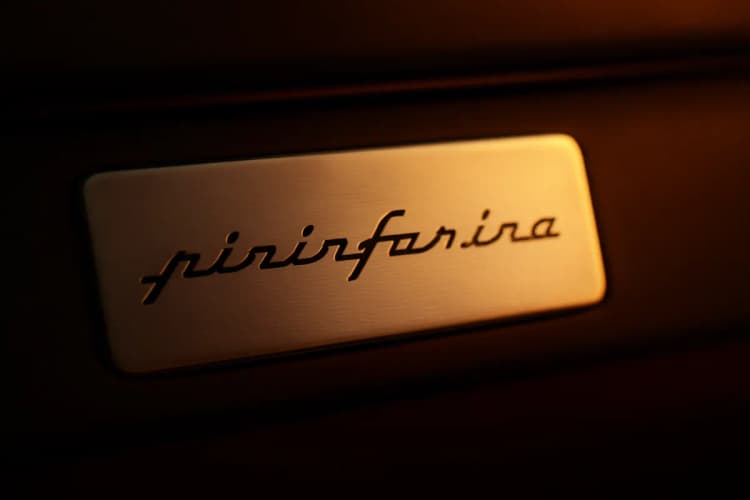 Detalhe da assinatura Pininfarina em uma placa metálica discreta em um ambiente de luxo