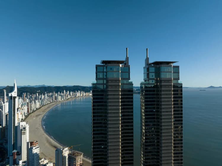 Torres do Yachthouse by Pininfarina com vista para o mar da Barra Sul