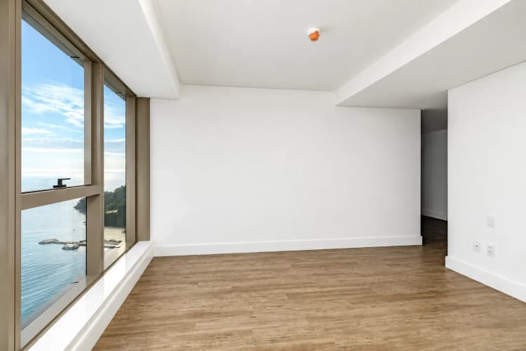 Living do duplex de 421 m² no Yachthouse by Pininfarina, com vista para o mar da Barra Sul