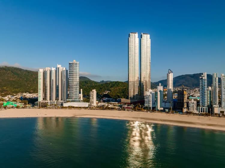 As torres gêmeas do Yachthouse vistas do mar, com a praia de Balneário Camboriú em primeiro plano.