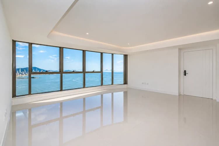 Living do duplex de 421 m² no Yachthouse by Pininfarina, com vista para o mar